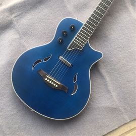 Chine Une guitare électrique à six cordes, bleue. fournisseur
