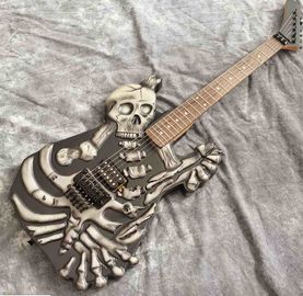 Chine Le corps sculpté du crâne 6 cordes Guitare électrique en noir mat fournisseur