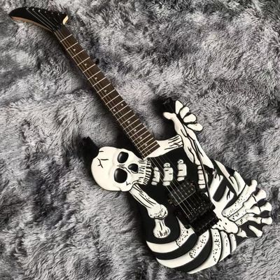 Chine 6 cordes Bones Black Skull Guitare électrique fournisseur