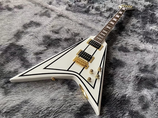 Chine Guitare électrique personnalisée Jackson V couleur blanche en bandes noires avec matériel en or acceptent la guitare OEM fournisseur