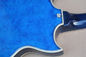 Guitare électrique personnalisée à corps bleu avec placage d'érable à flamme, matériel chromé, corps et cou blancs. fournisseur