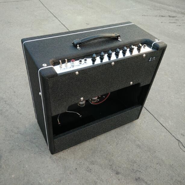 Amplificateur de guitare de tube de style de Vox 30W combiné avec le gain de Reverb, gros commutateur, triple, basse, milieu, volume, Reverb
