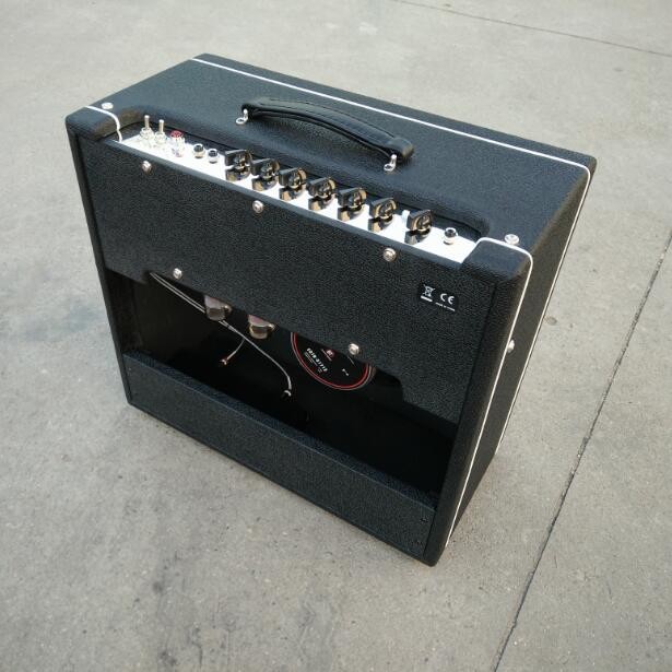 Amplificateur de guitare de tube de style de Vox 30W combiné avec le gain de Reverb, gros commutateur, triple, basse, milieu, volume, Reverb