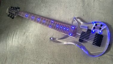 Chine Guitare basse à 7 cordes édition limitée Corps acrylique clair Incrustation de panneau d'empreinte en bois de rose Lampe LED bleue Guitare basse électrique fournisseur