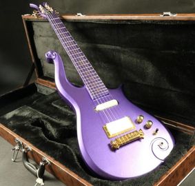 Chine Un pick-up de qualité couvert de violet Prince, peint au cou, à la guitare électrique Guitare fournisseur