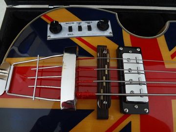 Chine Guitare basse à 4 cordes Hofner Guitare BB2 drapeau britannique sur le haut du corps enflammé fournisseur