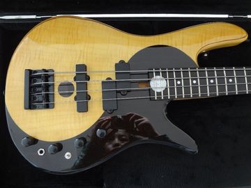 Chine Guitare basse à 4 cordes Fodera guitare basse personnalisée Alder avec haut d'érable flamboyant Corps de conception Taiji MOP logo incrusté fournisseur