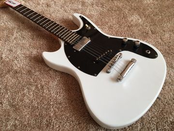 Chine Guitare électrique personnalisée couleur blanche Logo Mosrite corps inversé 6 cordes Guitare électrique usine fourniture directe fournisseur