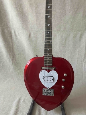 Chine Guitare électrique en forme de cœur personnalisée en noir courte échelle Corps d'acajou Pickups Guitare professionnelle fournisseur