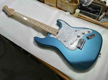 Chine Couleur métallique bleue corps massif blanc pickguard frette d'érable guitare électrique d'élite fournisseur