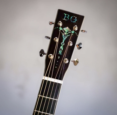 12-Fret Single 0 Shape Guitare faite à la main avec un joint de queue de pigeon Guitare acoustique solide KOA Dos fournisseur
