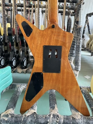 Une guitare électrique en bois rose fournisseur