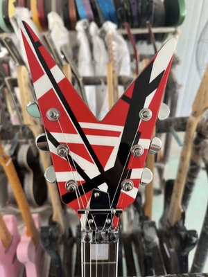 Corps personnalisé Spécial Washburn Dimebag Darrell Rouge Noir Rayures Guitare électrique haute gamme Guitare électrique fournisseur