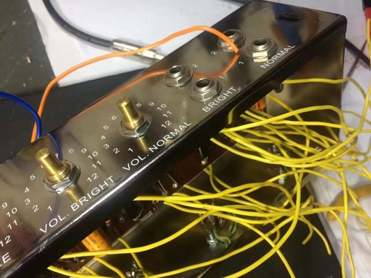 CUSTOM FENDER 5F6A STYLE 59 BASSMAN LTD 4X10 à commande manuelle avec une guitare à tubes fournisseur