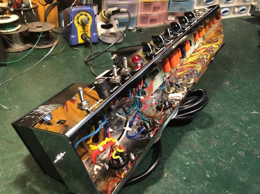 CUSTOM FENDER 5F6A STYLE 59 BASSMAN LTD 4X10 à commande manuelle avec une guitare à tubes fournisseur