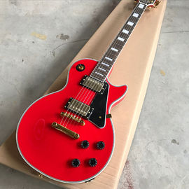 Une nouvelle guitare électrique rouge en argent. fournisseur