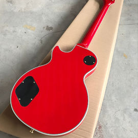 Une nouvelle guitare électrique rouge en argent. fournisseur