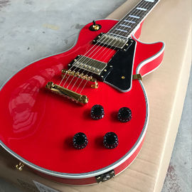 Une nouvelle guitare électrique rouge en argent. fournisseur
