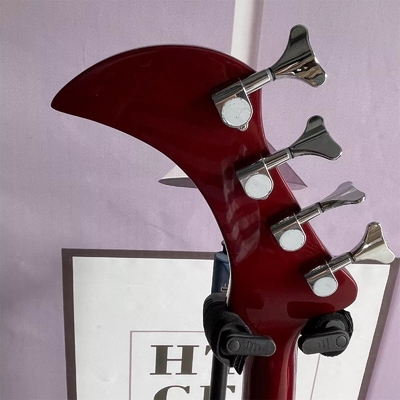 Guitare électrique à 4 cordes irrégulière en forme de corps spécial basse en métal rouge corps solide cou d'érable fournisseur