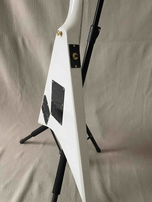 Guitare électrique en forme de V blanc Corps solide HH Pickup Hardware or fournisseur