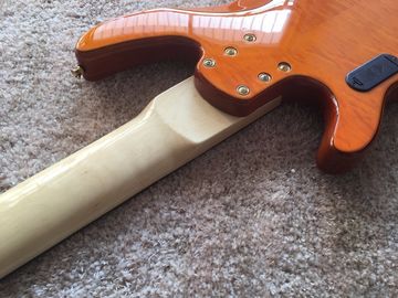Guitare basse à 6 cordes JP2 jaune couvert corps d'érable arrière et avant Pickups actifs Golden bridges et accordateur Alder avec ebo fournisseur