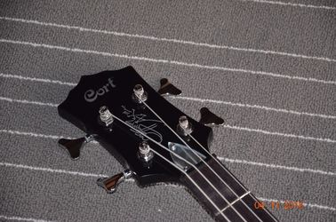 Guitare basse à 4 cordes Cort Gene Simmons AXE Guitare de haute qualité en stock et livraison gratuite à bas prix fournisseur