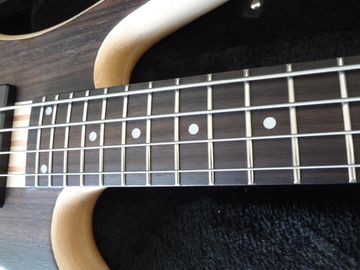 Guitare basse à 4 cordes haut en bois de noyer avec corps en cendres ponts d'origine Col du corps incrustation de point MOP sur fretboar de bois de rose fournisseur