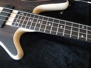 Guitare basse à 4 cordes haut en bois de noyer avec corps en cendres ponts d'origine Col du corps incrustation de point MOP sur fretboar de bois de rose fournisseur