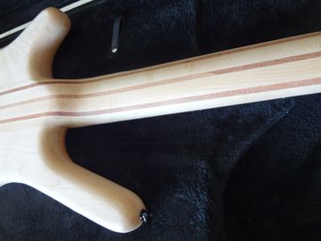 Guitare basse à 4 cordes haut en bois de noyer avec corps en cendres ponts d'origine Col du corps incrustation de point MOP sur fretboar de bois de rose fournisseur