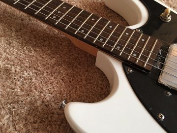 Guitare électrique personnalisée couleur blanche Logo Mosrite corps inversé 6 cordes Guitare électrique usine fourniture directe fournisseur