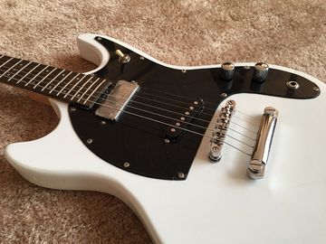 Guitare électrique personnalisée couleur blanche Logo Mosrite corps inversé 6 cordes Guitare électrique usine fourniture directe fournisseur