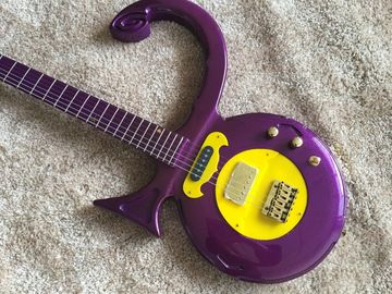 Guitare personnalisée magasin de guitare prince couleur violette bateau ancre guitare électrique avec matériel en or garde-boue en plastique fournisseur