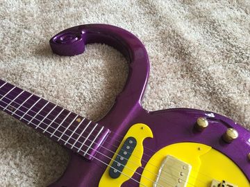 Guitare personnalisée magasin de guitare prince couleur violette bateau ancre guitare électrique avec matériel en or garde-boue en plastique fournisseur