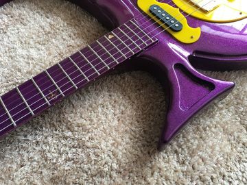 Guitare personnalisée magasin de guitare prince couleur violette bateau ancre guitare électrique avec matériel en or garde-boue en plastique fournisseur