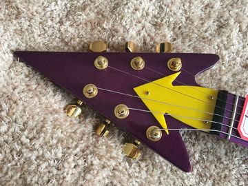 Guitare personnalisée magasin de guitare prince couleur violette bateau ancre guitare électrique avec matériel en or garde-boue en plastique fournisseur