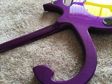 Guitare personnalisée magasin de guitare prince couleur violette bateau ancre guitare électrique avec matériel en or garde-boue en plastique fournisseur