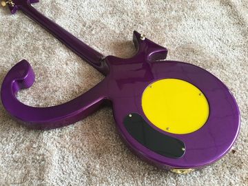 Guitare personnalisée magasin de guitare prince couleur violette bateau ancre guitare électrique avec matériel en or garde-boue en plastique fournisseur