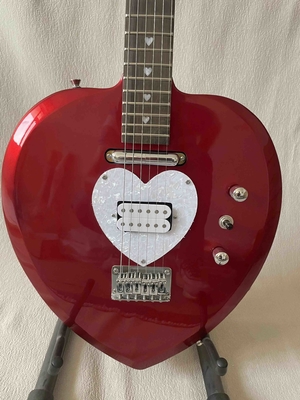 Guitare électrique en forme de cœur personnalisée en noir courte échelle Corps d'acajou Pickups Guitare professionnelle fournisseur
