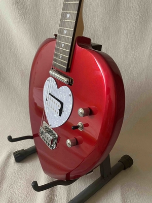 Guitare électrique en forme de cœur personnalisée en noir courte échelle Corps d'acajou Pickups Guitare professionnelle fournisseur