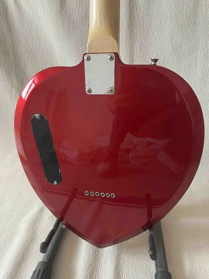 Guitare électrique en forme de cœur personnalisée en noir courte échelle Corps d'acajou Pickups Guitare professionnelle fournisseur