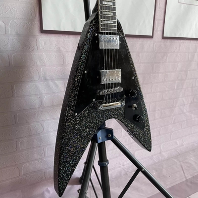 Fabrique personnalisée Metallic Grey Silver V Shape Guitare électrique Pickups fermés Corps d'acajou Cou fournisseur
