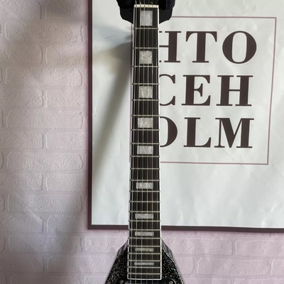 Fabrique personnalisée Metallic Grey Silver V Shape Guitare électrique Pickups fermés Corps d'acajou Cou fournisseur
