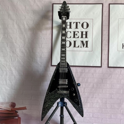 Fabrique personnalisée Metallic Grey Silver V Shape Guitare électrique Pickups fermés Corps d'acajou Cou fournisseur