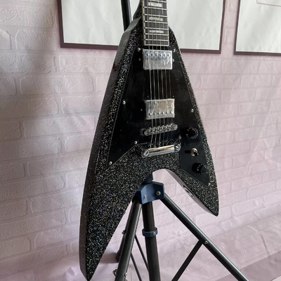 Fabrique personnalisée Metallic Grey Silver V Shape Guitare électrique Pickups fermés Corps d'acajou Cou fournisseur