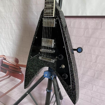 Fabrique personnalisée Metallic Grey Silver V Shape Guitare électrique Pickups fermés Corps d'acajou Cou fournisseur
