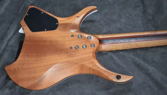 2025 Frets ventilés 7 cordes Guitare électrique sans tête Couleur blanche avec œil Poplar 5 couches Roasted Maple fournisseur