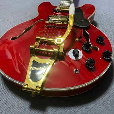 Guitare électrique jazz semi-creuse de style Gibson ES-335 personnalisée avec Bigsby fournisseur