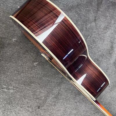 AAAAA 43 pouces de sapin massif haut sj200 jumbo corps d'érable arrière côté guitare acoustique noix d'os en rayonnement de soleil cerisier fournisseur