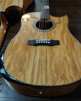 Guitare personnalisée AAAA tout en bois d'olivier importé. Guitare de style Ryan. fournisseur